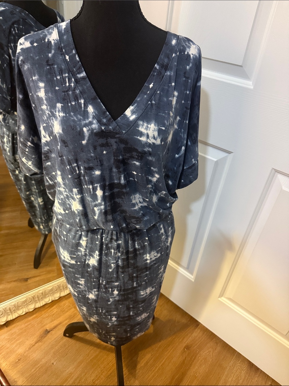 Banana Republic Tie-Dye Navy & White V-Neck Dress Soft Comfortable Casual